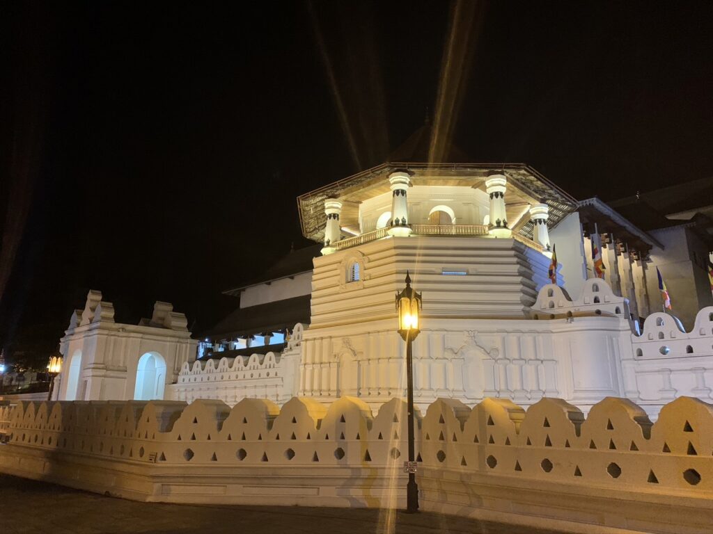 夜のキャンディ仏歯寺