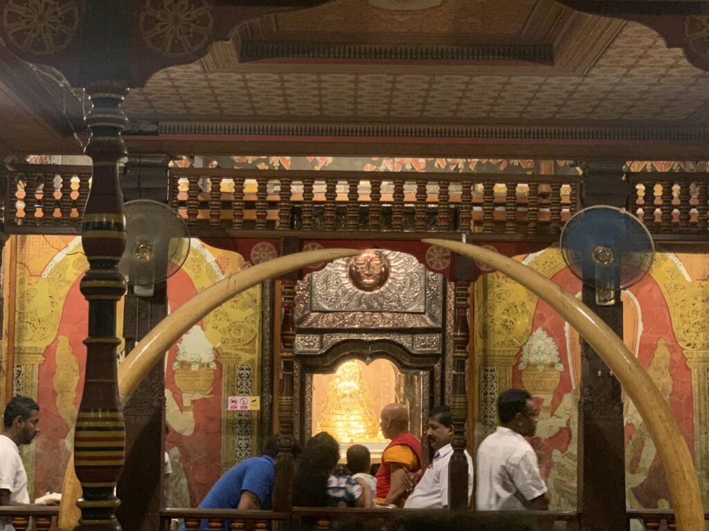 キャンディ仏歯寺のプージャ