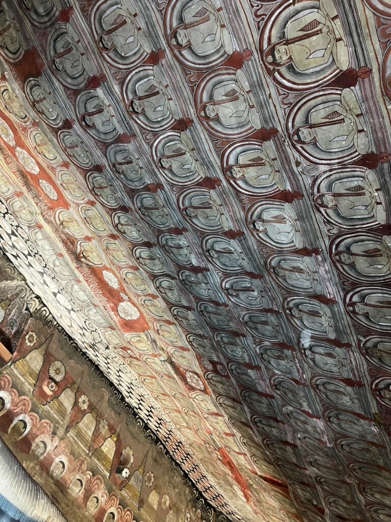 ダンブッラ石窟寺院の内部