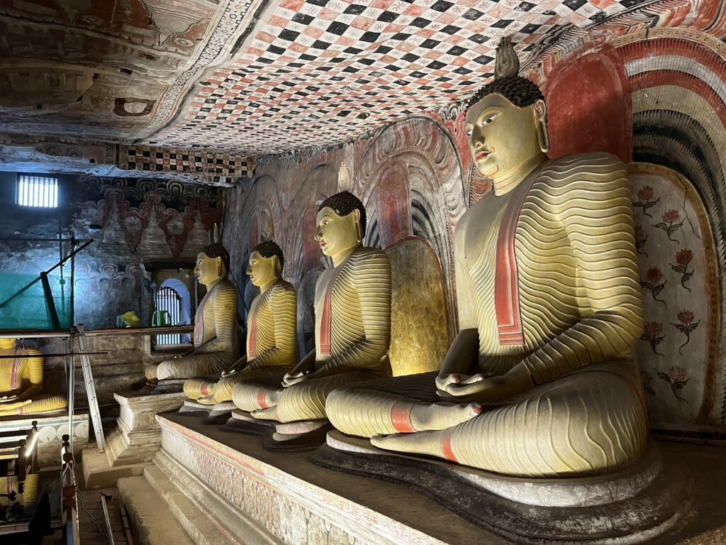 ダンブッラ石窟寺院の内部