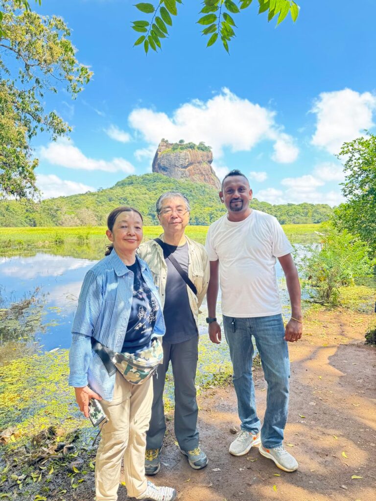 タクシーチャーターでシーギリヤロックを観光