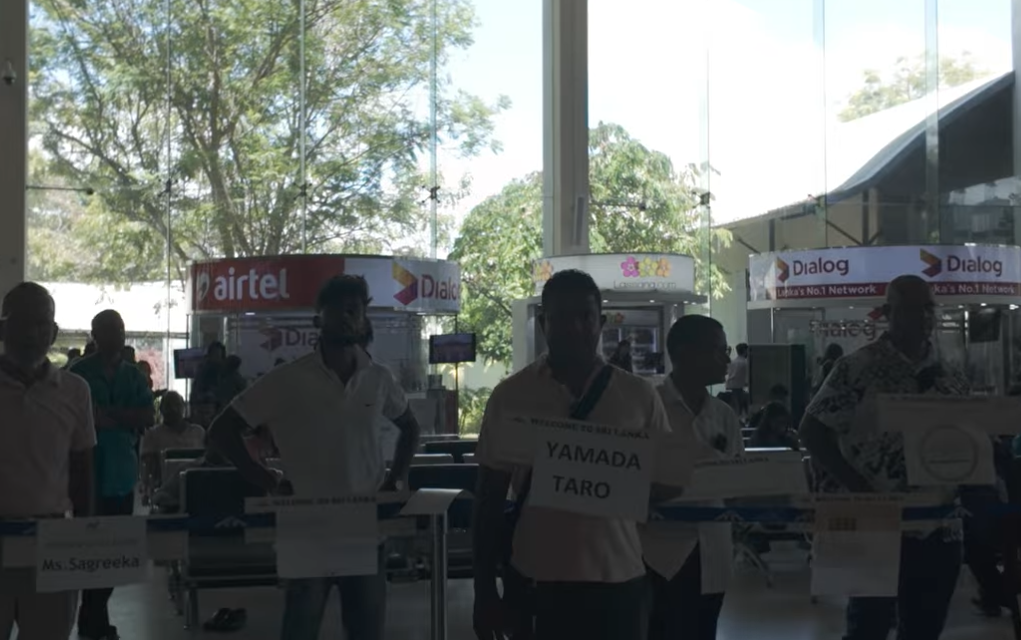 バンダラナイケ国際空港でお迎えを待つ、頼もしくて温かな笑顔のスリランカ人ドライバー